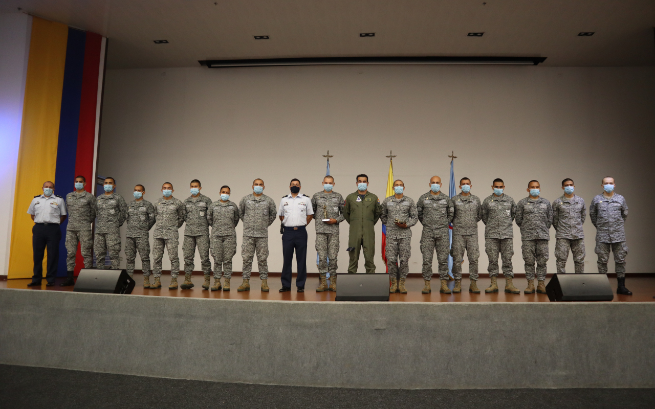 Clausura de cursos que potencializan las capacidades de su Fuerza Aérea Colombiana