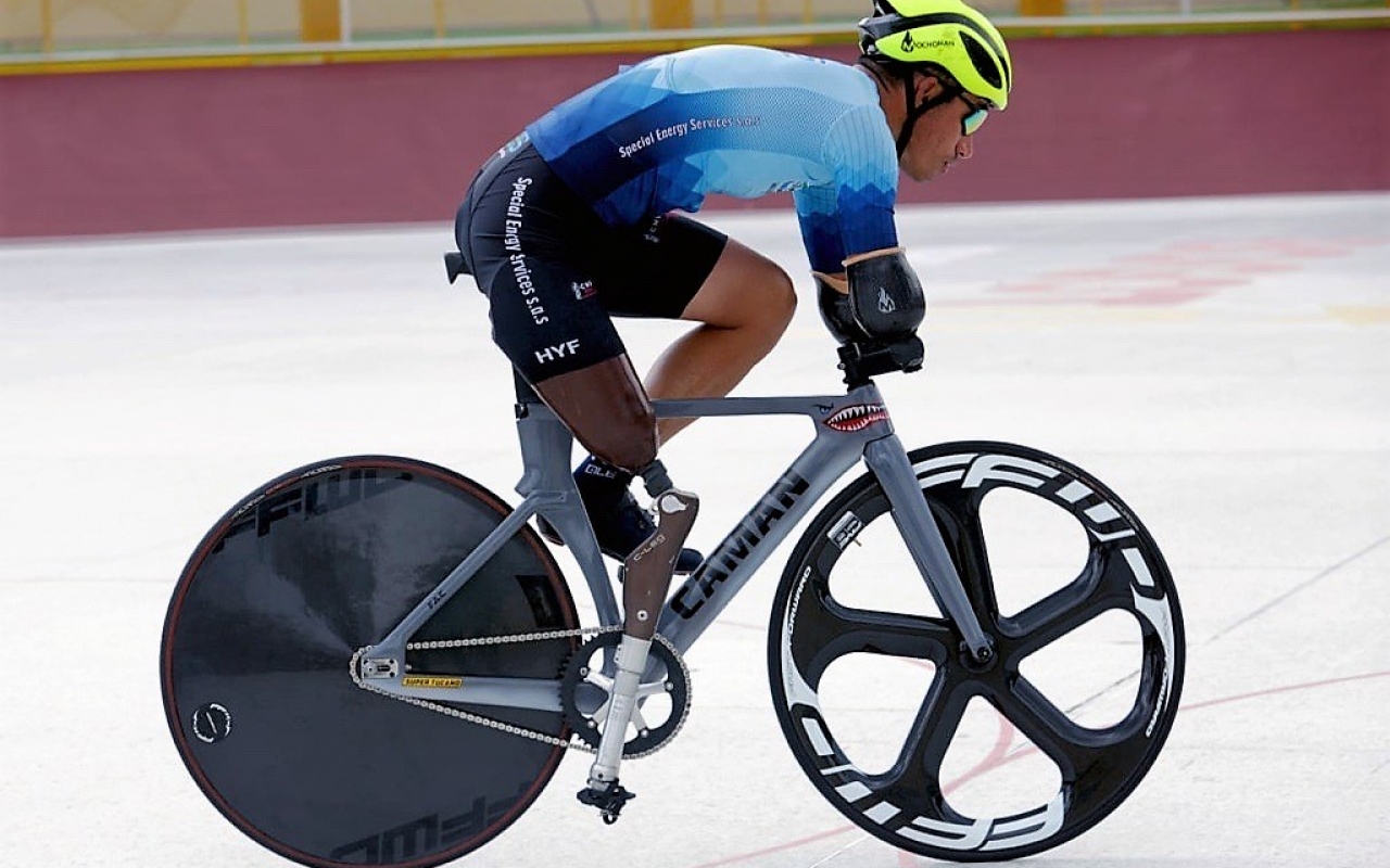 Medalla de oro y plata para ciclista paralímpico apoyado por su Fuerza Aérea Colombiana