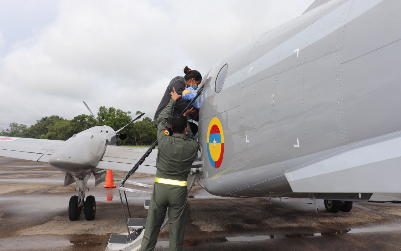 Oportuno traslado aeromédico a paciente pediátrico, realizado por su Fuerza Aérea en el Amazonas 