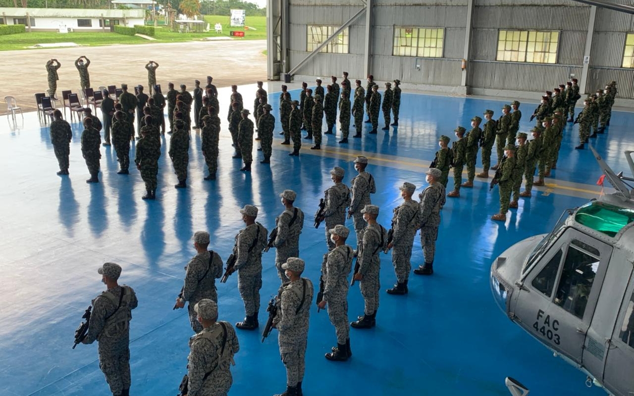 Distintivo del Comando Conjunto de Operaciones Especiales es entregado a 5 oficiales del comando aéreo de combate No.6 en ceremonia militar.   