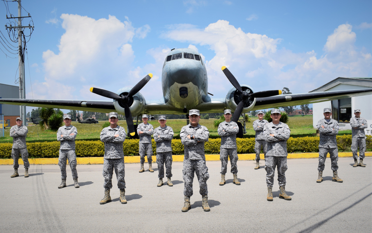 CAMAN dicta el primer curso de sistemas de aviónica, eléctricos e instrumentos