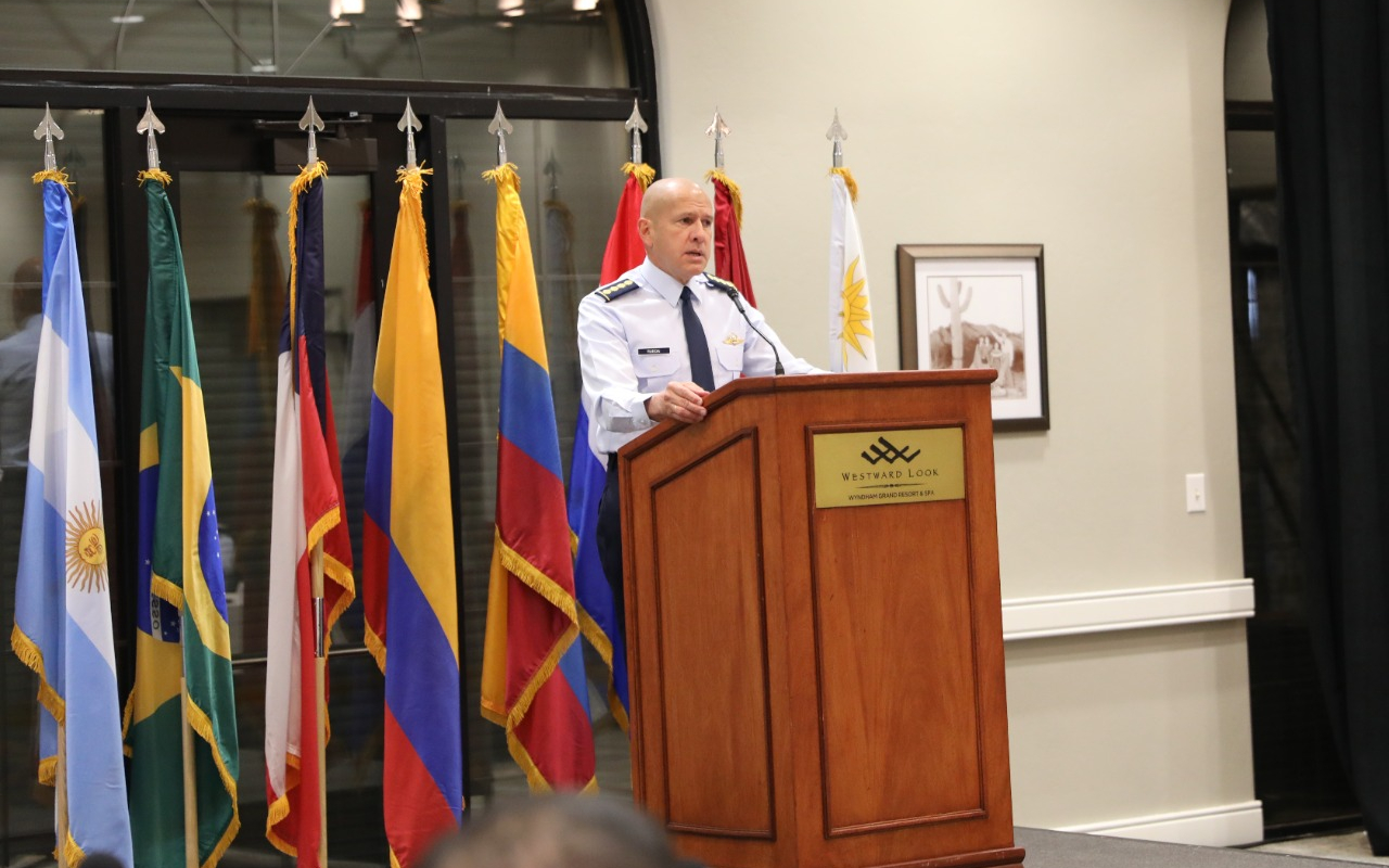 En escenario regional, Comandante FAC presenta estrategia frente amenazas trasnacionales