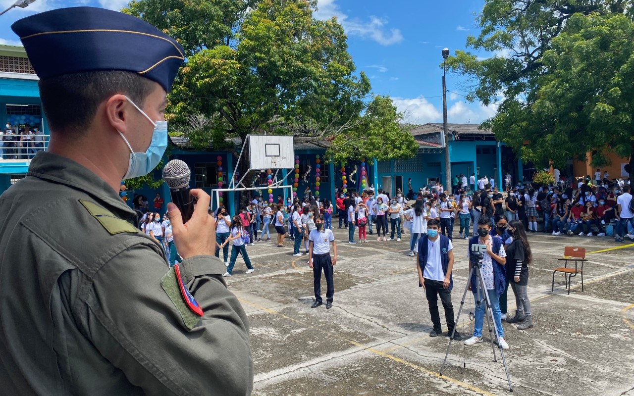Con charlas didácticas su Fuerza Aérea Colombiana participó en Feria de la Ciencia en la Dorada Caldas 