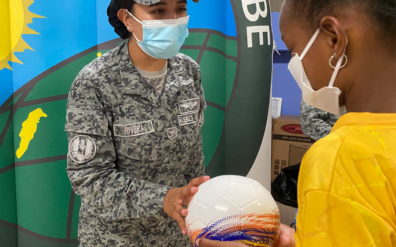 Niños de la isla de San Andrés recibieron balones de fútbol