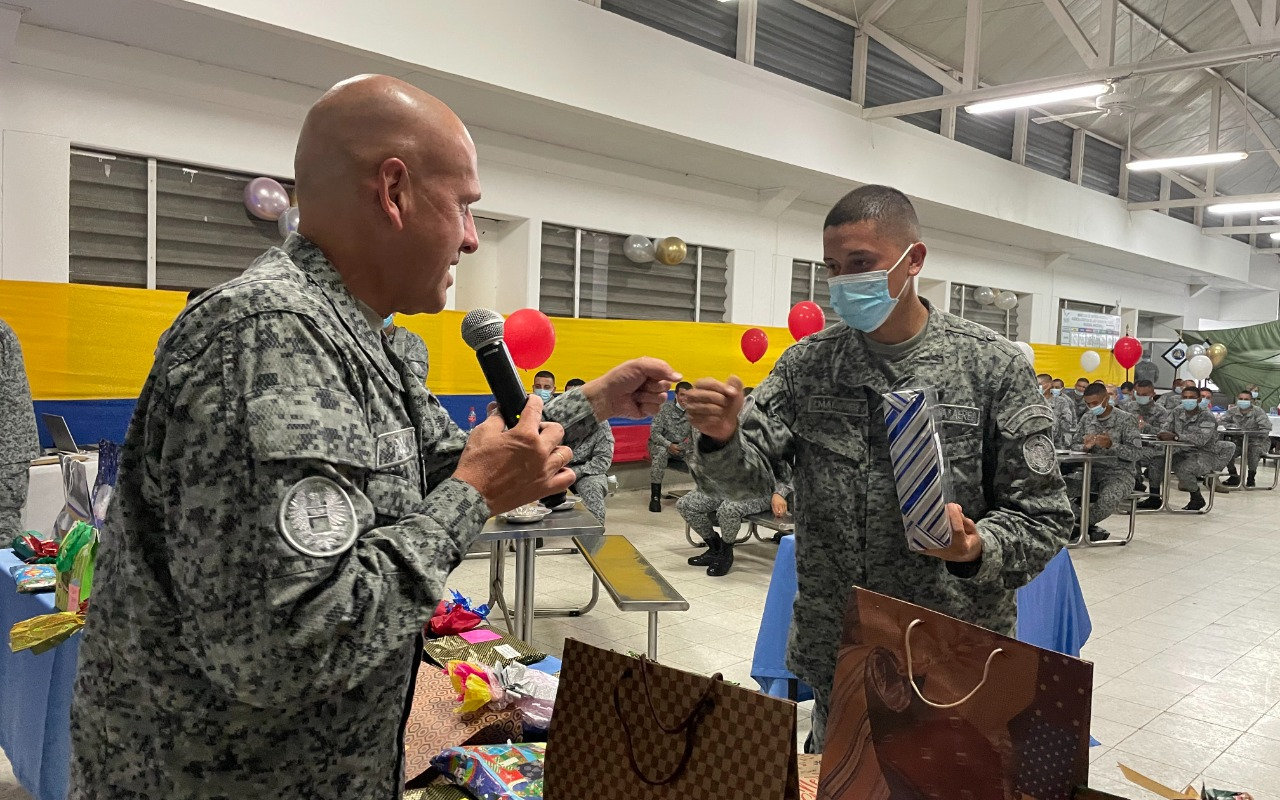 Celebración navideña de soldados en Caquetá, fue acompañada por el Comandante de su Fuerza Aérea