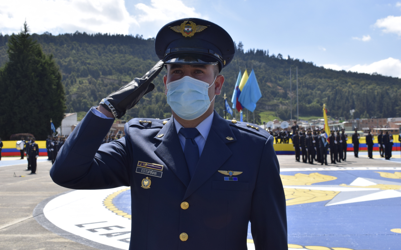 Ceremonia militar de ascenso y en condecoraciones de un personal de su Fuerza Aérea