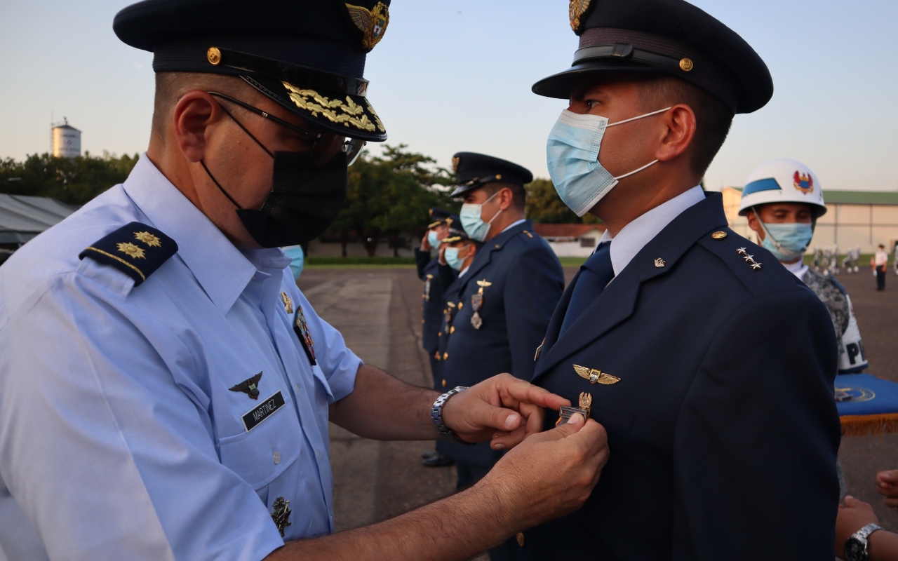 Ceremonia de ascenso de Oficiales en el Comando Aéreo de Combate No.1
