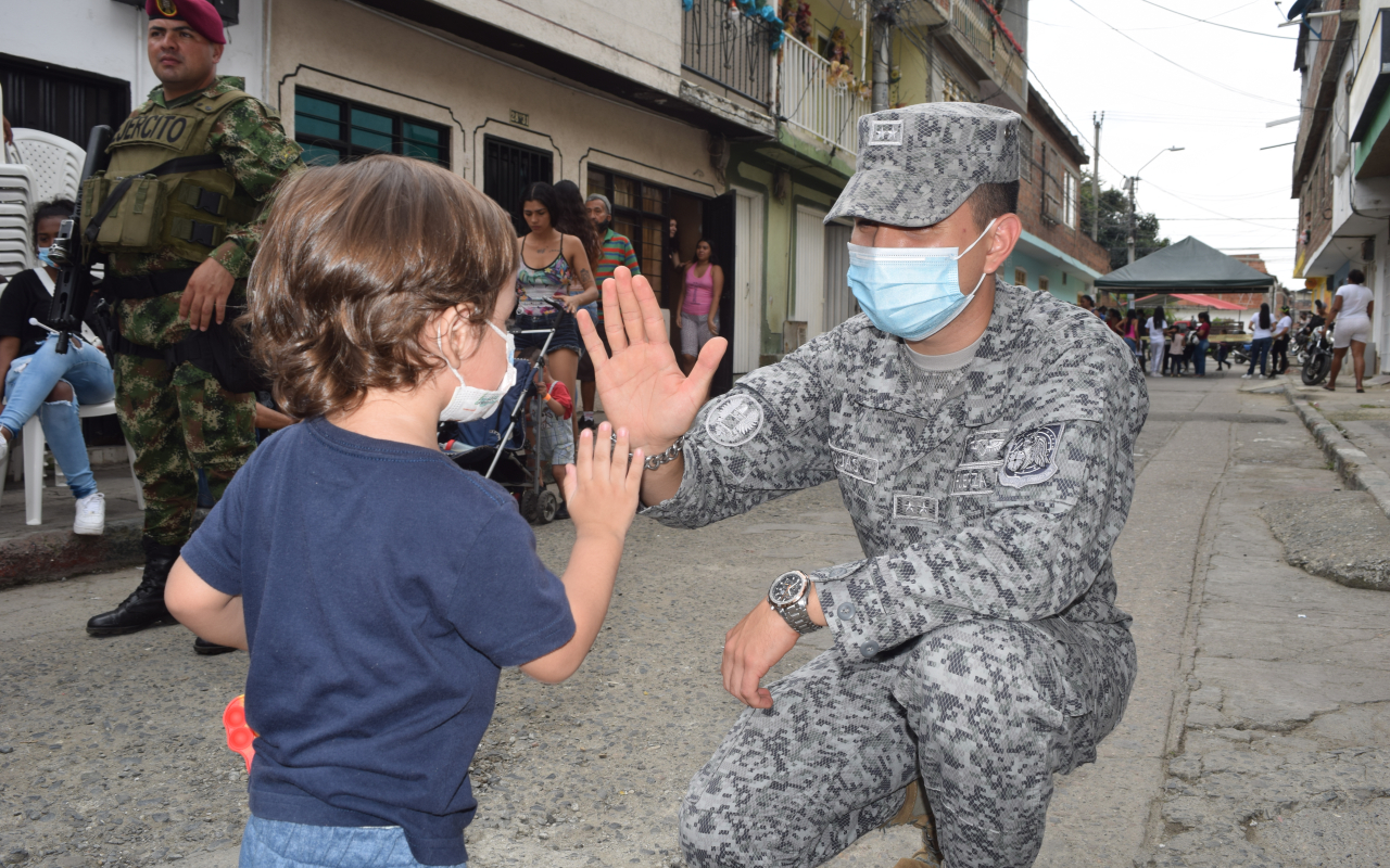 Su Fuerza Aérea Colombiana, en coordinación con el Centro Pastoral y Espiritualidad Afro de Cali y Misioneros de la Consolata, acompañó la entrega de 300 regalos en la capital del Valle del Cauca, para niños y niñas del barrio los robles y la unión de vivienda popular.
