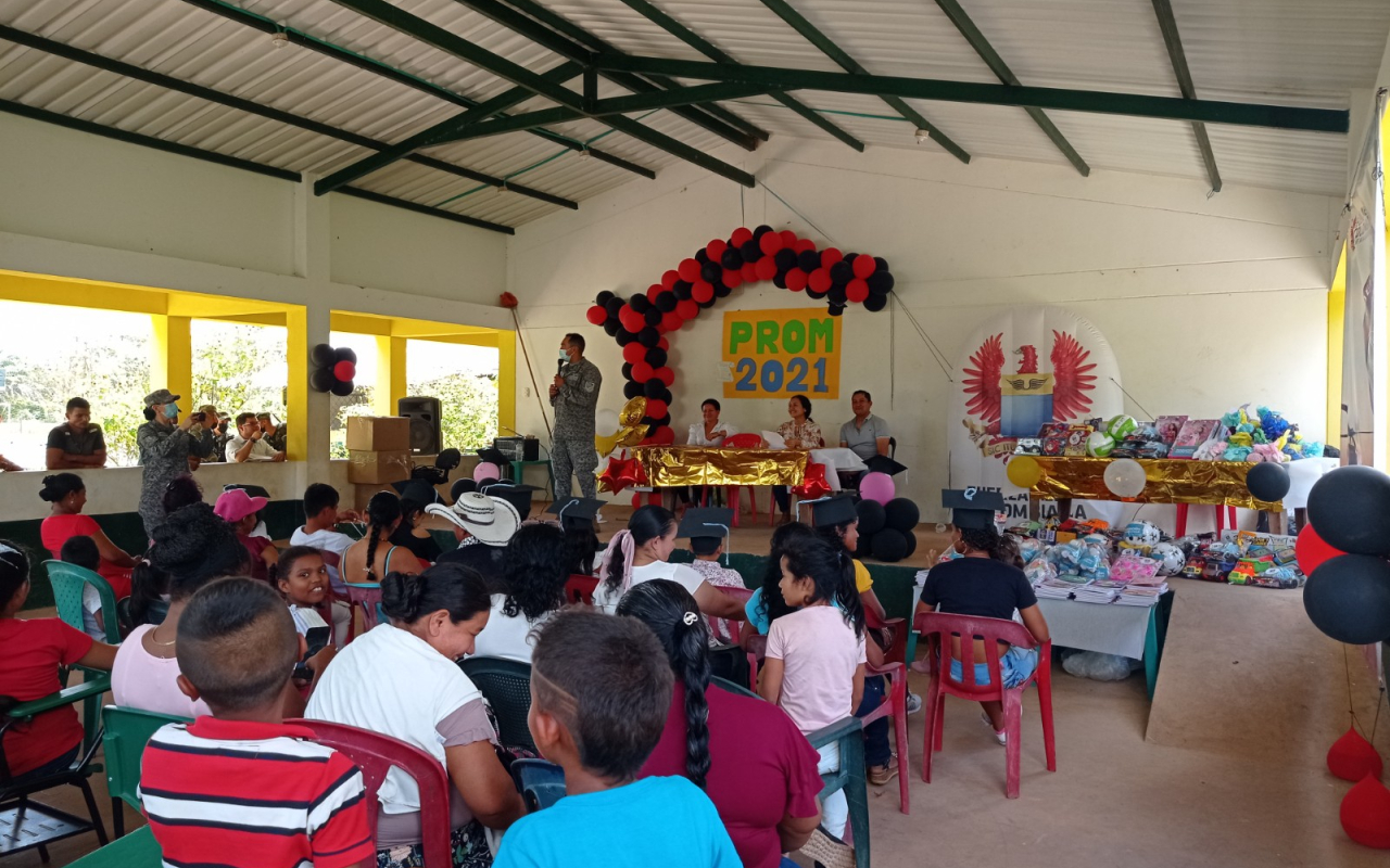 Jóvenes de la inspección de Güérima, Vichada reciben regalos en vísperas de navidad 