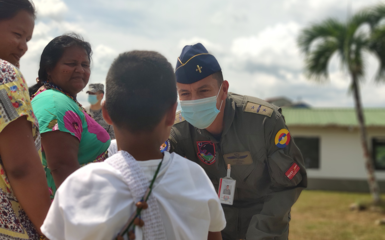 Donación de regalos para la comunidad indígena El Diamante en el Caquetá