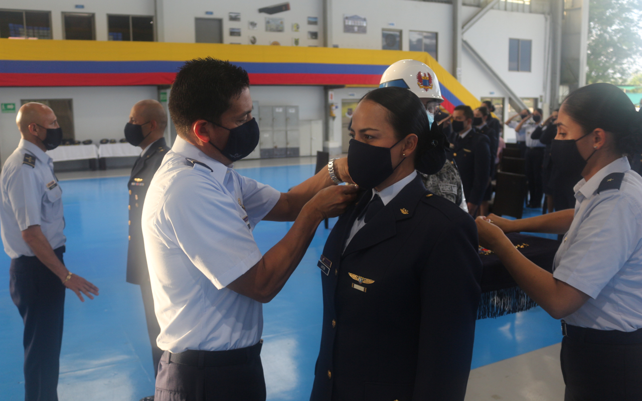 En ceremonia militar presidida por el señor coronel IVAN MAURICIO LEONARDO MEZA CUERVO, comandante del Comando Aéreo de Combate No.6, se llevó a cabo el ascenso de un personal de oficiales de la Fuerza Aérea Colombiana, quienes por sus méritos y tiempo de servicio alcanzaron el grado inmediatamente superior.