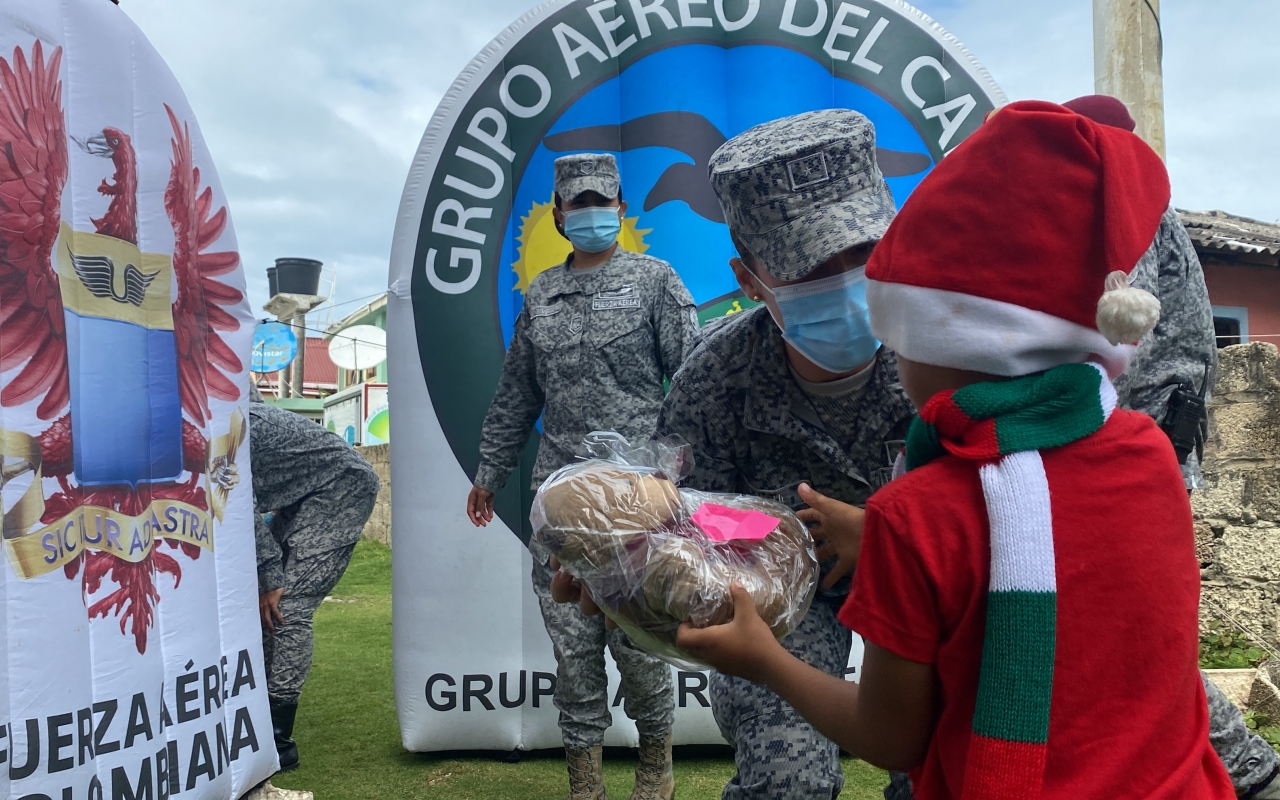 La magia de la navidad llegó a San Andrés con su Fuerza Aérea Colombiana