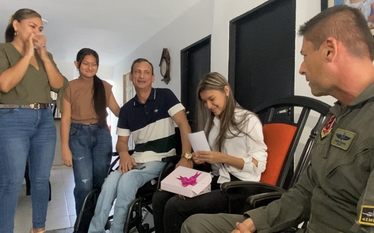 La Fuerza Aérea Colombiana le dio el mejor regalo a una Barranquillera