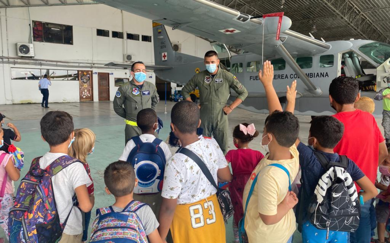Niños de San Andrés visitan el Grupo Aéreo del Caribe  