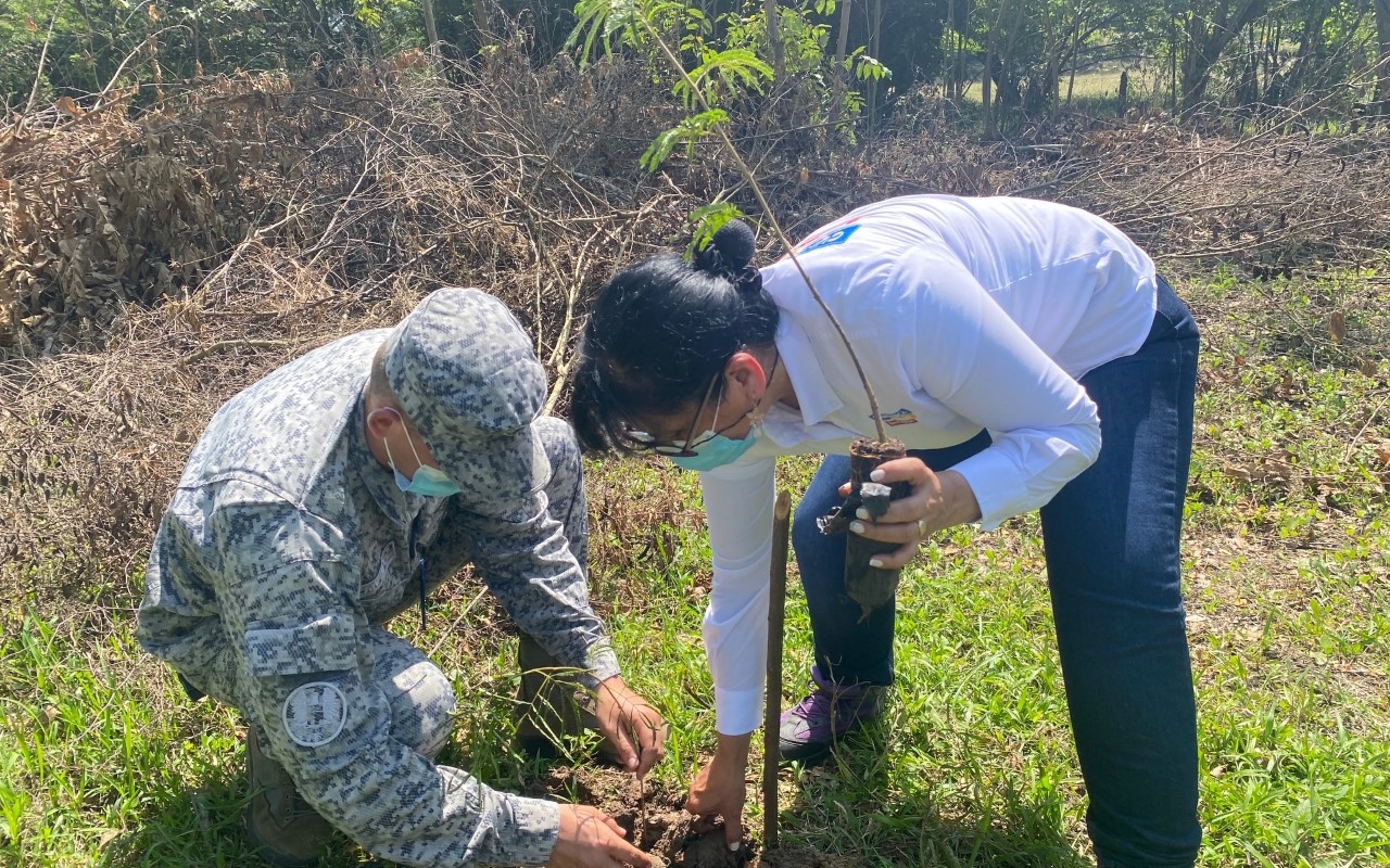 El CACOM 1 realizó Jornada de embellecimiento y siembra de árboles en Puerto Salgar 