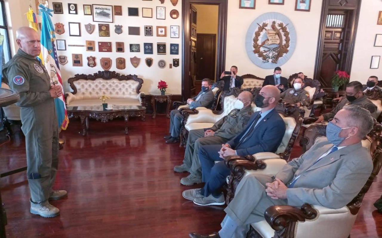 Reconocimiento a la lucha contra el narcotráfico por vía aérea para Colombia y Guatemala 