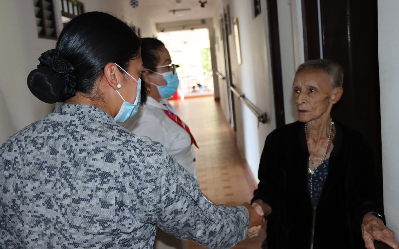 En vísperas de navidad, hogar Geriátrico recibió donaciones de su Fuerza Aérea