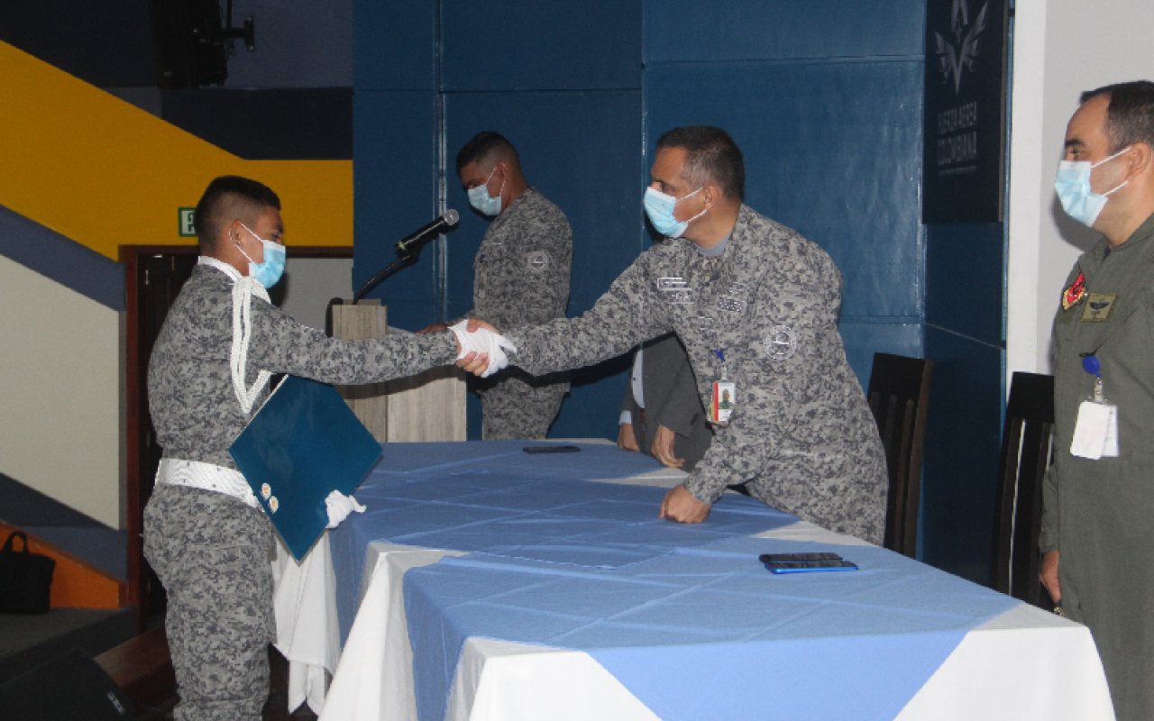  Soldados de aviación reciben el título de bachiller en Malambo 