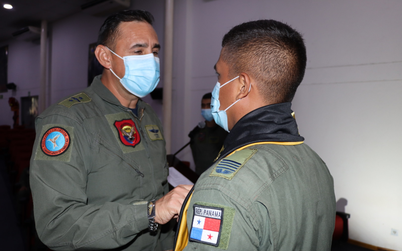 Alféreces colombianos e internacionales se forman como pilotos de ala rotatoria en la EHFAA