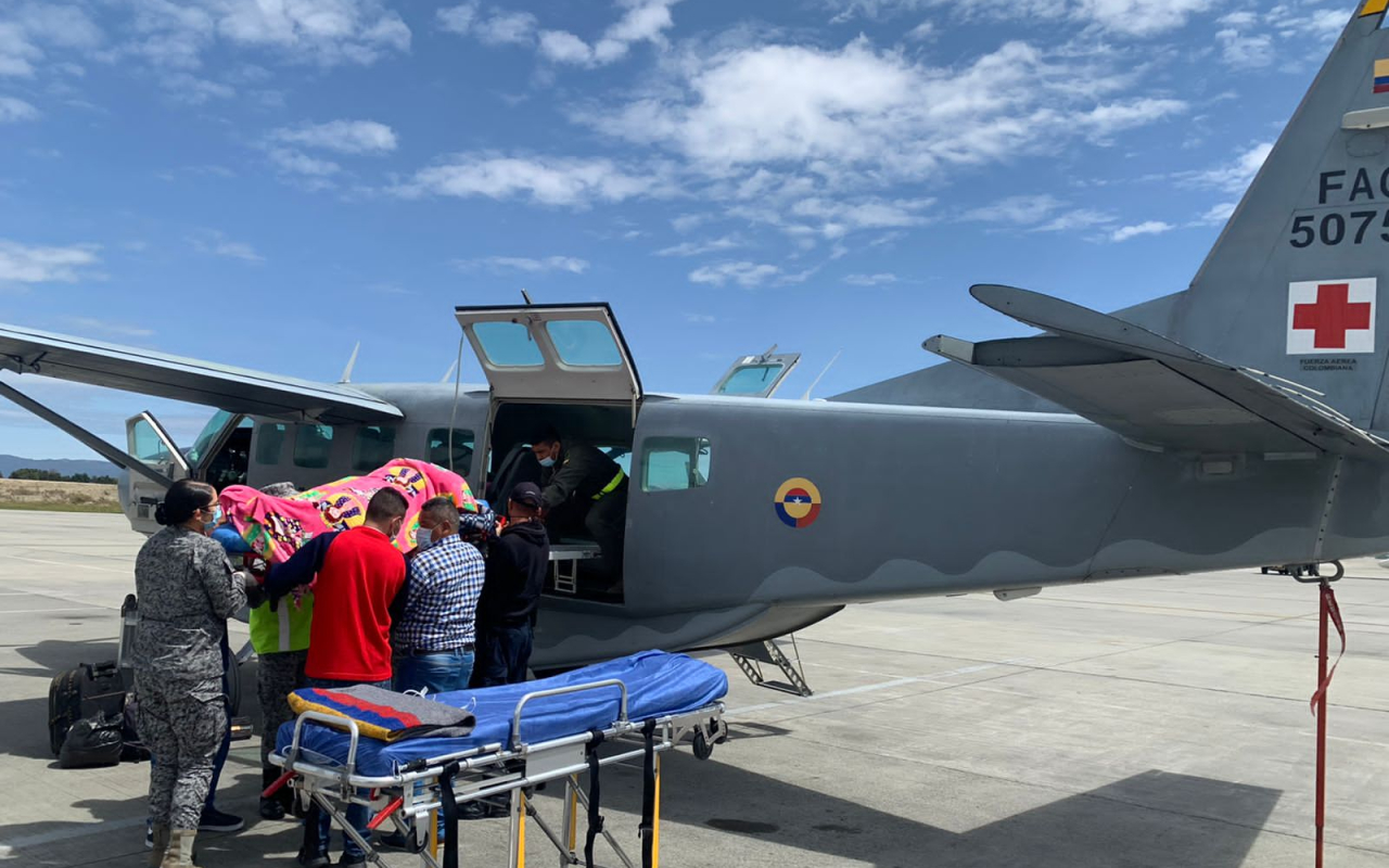 Mujer en delicado estado de salud, fue trasladad en aeronave  medicalizada de su Fuerza Aérea