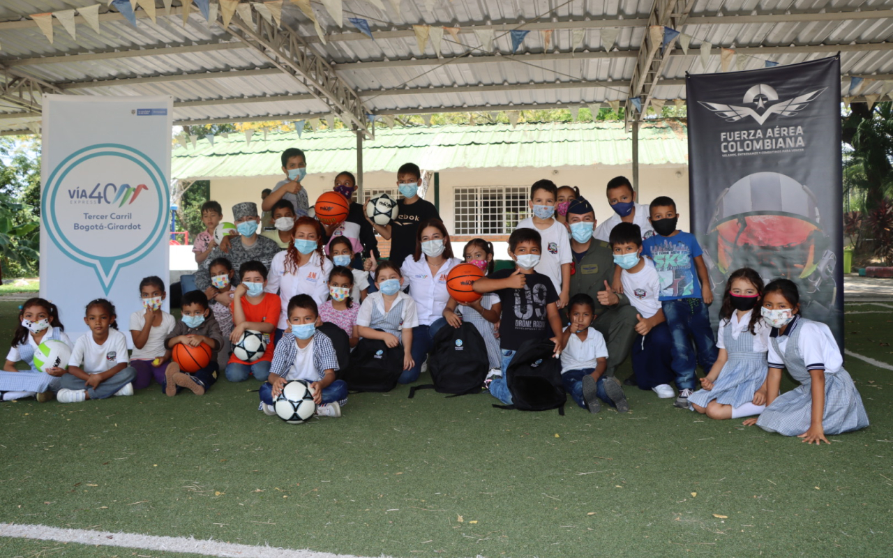 Kits escolares cargados de alegría para estudiantes de Ricaurte y el Boquerón