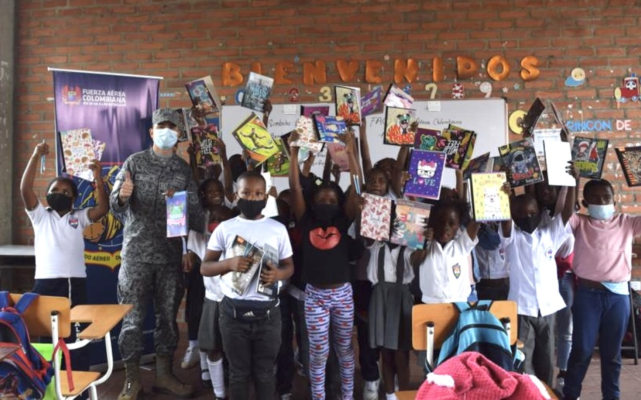 Niños y niñas de Padilla, Cauca, recibieron útiles escolares