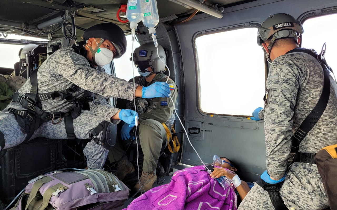 Mujer indígena en estado de gestación, es trasladada gracias a su Fuerza Aérea Colombiana
