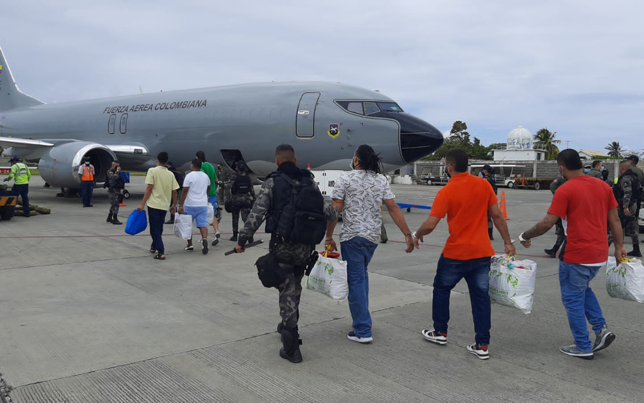 Con apoyo de su Fuerza Aérea, reclusos fueron transportados hacia el interior del país