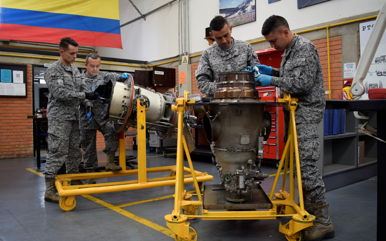 el Comando Aéreo de Mantenimiento retorna al servicio un motor modelo PT6A de la aeronave KING 350 en su versión aeromedicalizada.