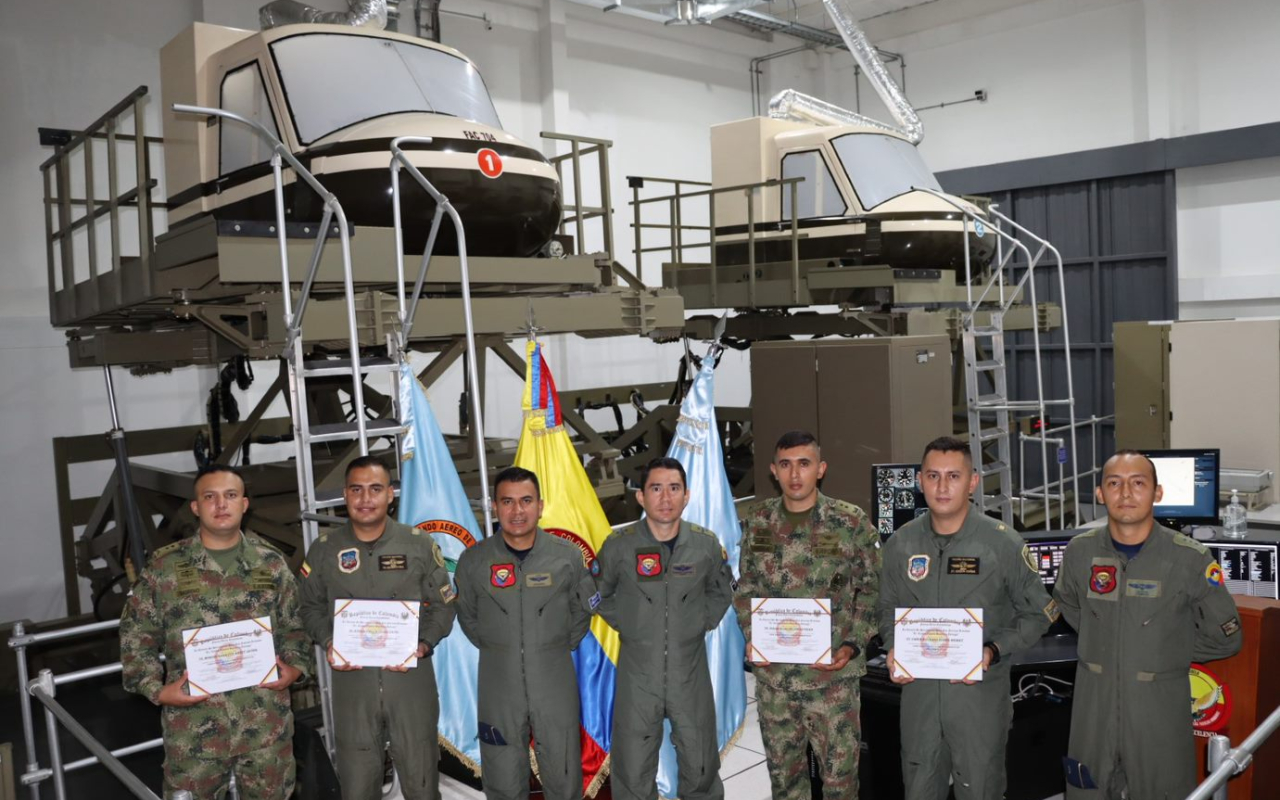 Oficiales se certifican como Instructores de Simulador de Vuelo en la EHFAA