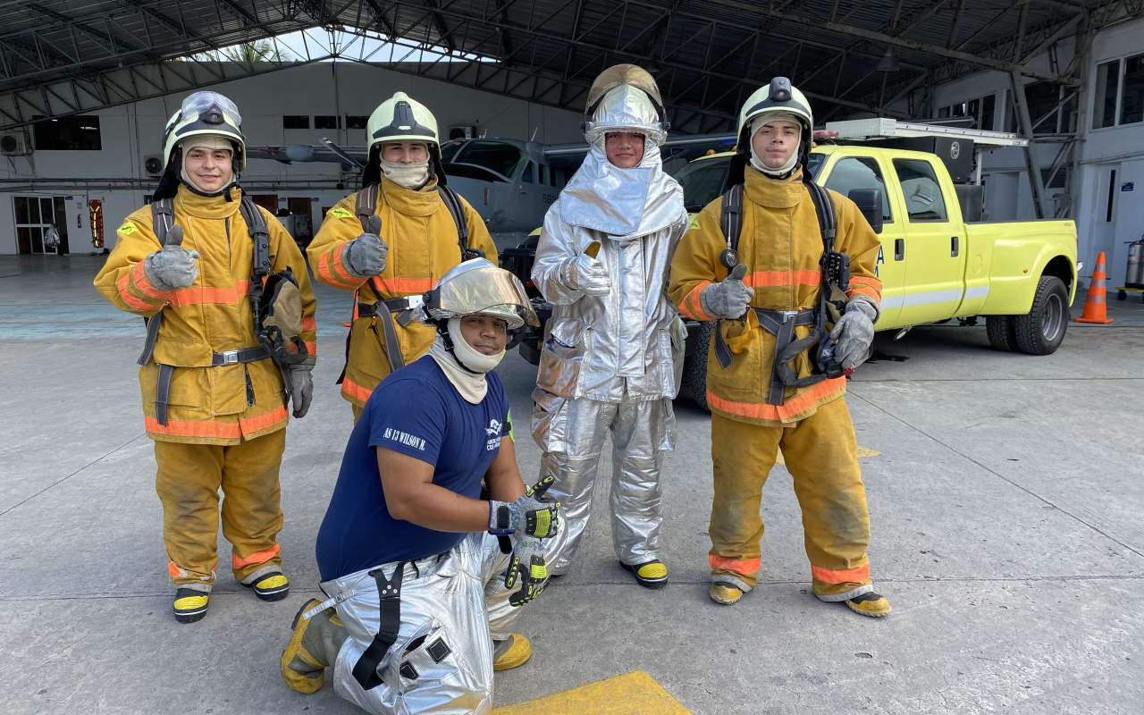Entrenamiento a bomberos de su Fuerza Aérea en la Isla de San Andrés