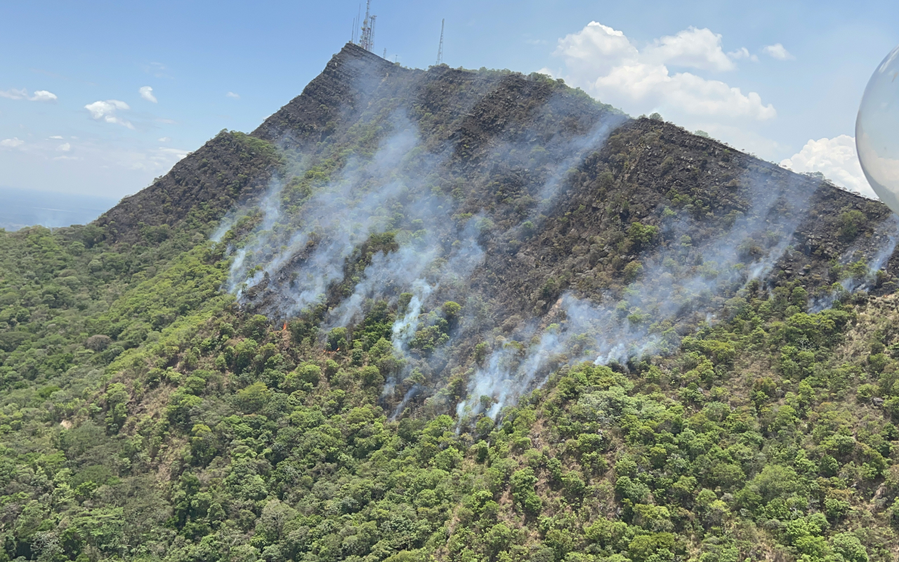 Continúan labores de mitigación de incendio en el cerro el Venado, con aeronaves de su Fuerza Aérea