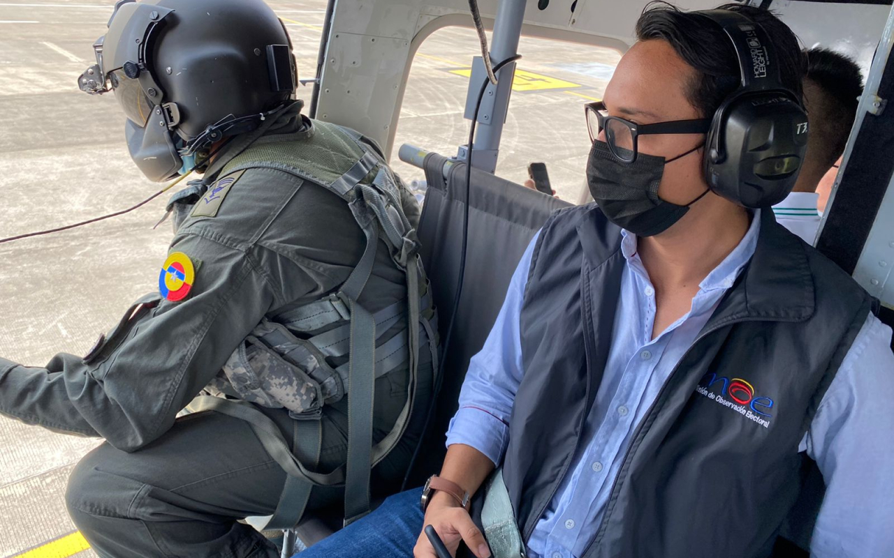 Helicópteros de su Fuerza Aérea Colombiana garantizan la seguridad en jornada electoral