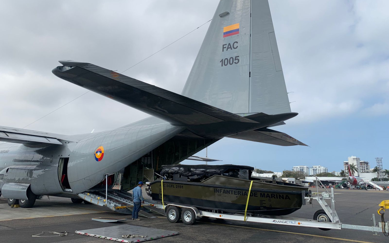 Botes fluviales que reforzarán la seguridad durante los comicios son transportados por su Fuerza Aérea