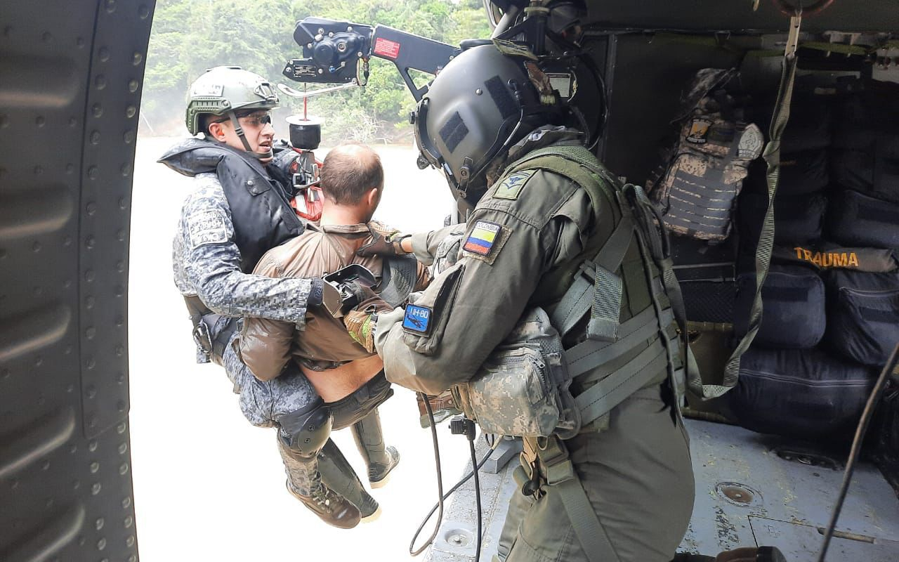 Dos ciudadanos extranjeros en situación de emergencia fueron rescatados por su Fuerza Aérea