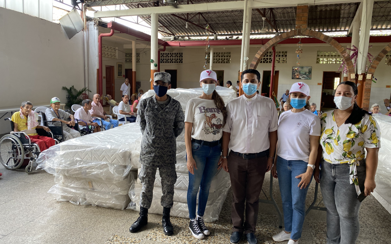 Fuerza Aérea brinda apoyo a ancianato de Agua de Dios