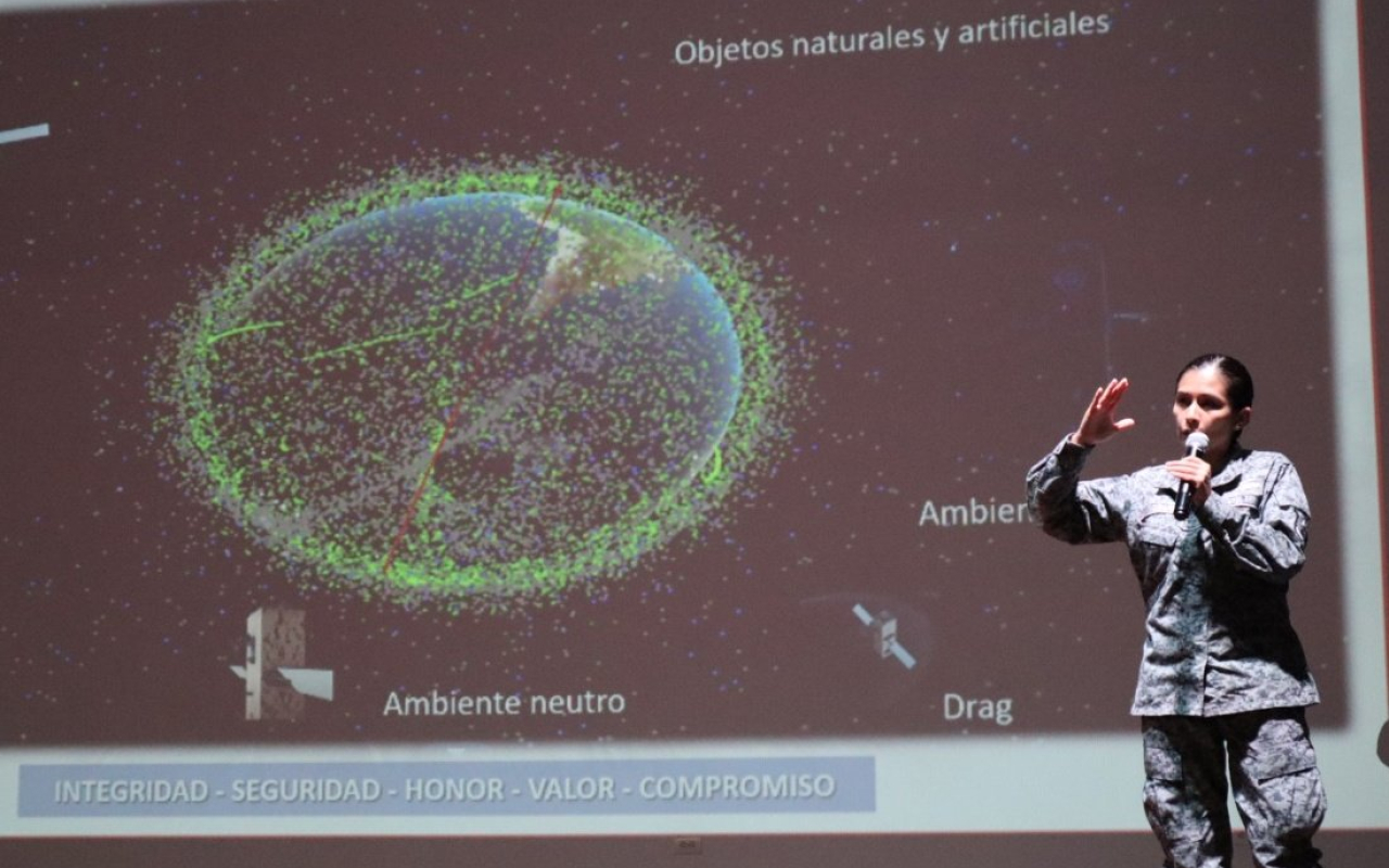 Alto mando asiste a primer seminario de capacidades espaciales de su Fuerza Aérea Colombiana