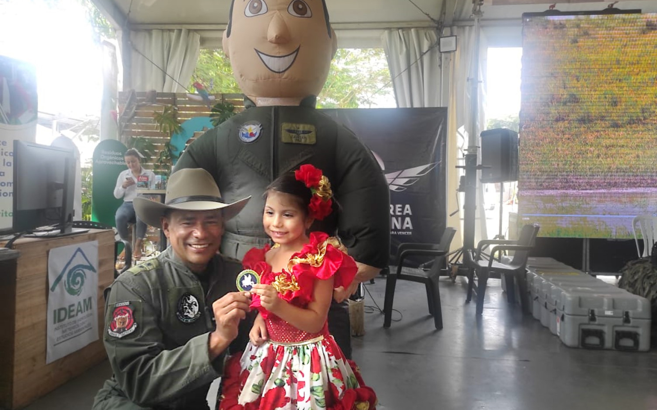 Asistentes a Expomalocas conocen las capacidades de su Fuerza Aérea que protegen la biodiversidad colombiana