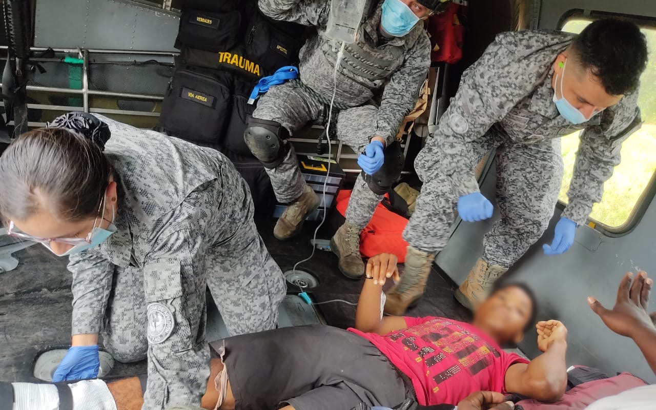 Joven herido por mina antipersona es traslado en helicóptero de su Fuerza Aérea