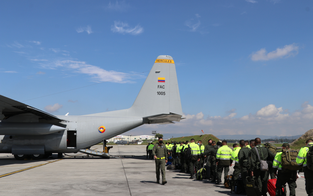 Su Fuerza Aérea transporta efectivos
