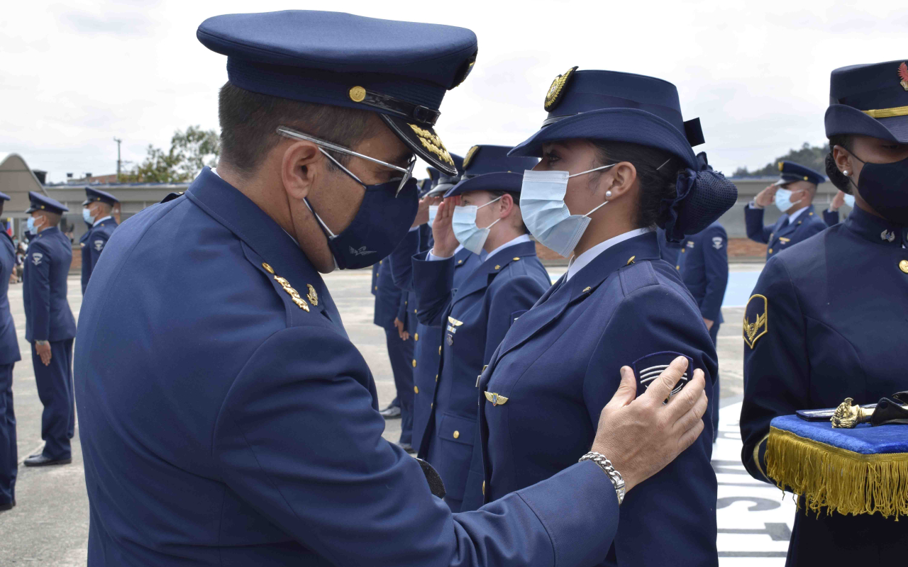Ceremonia militar de ascenso de un personal Suboficiales de  su Fuerza Aérea