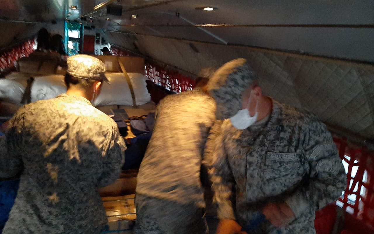 Ayudas humanitarias y kits escolares son transportadas por su Fuerza Aérea hacia Rionegro.