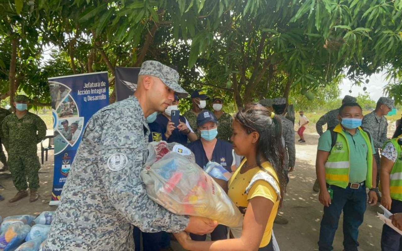Indígenas Amoruas y Jivis reciben ayudas humanitarias en Vichada, con el apoyo de su Fuerza Aérea