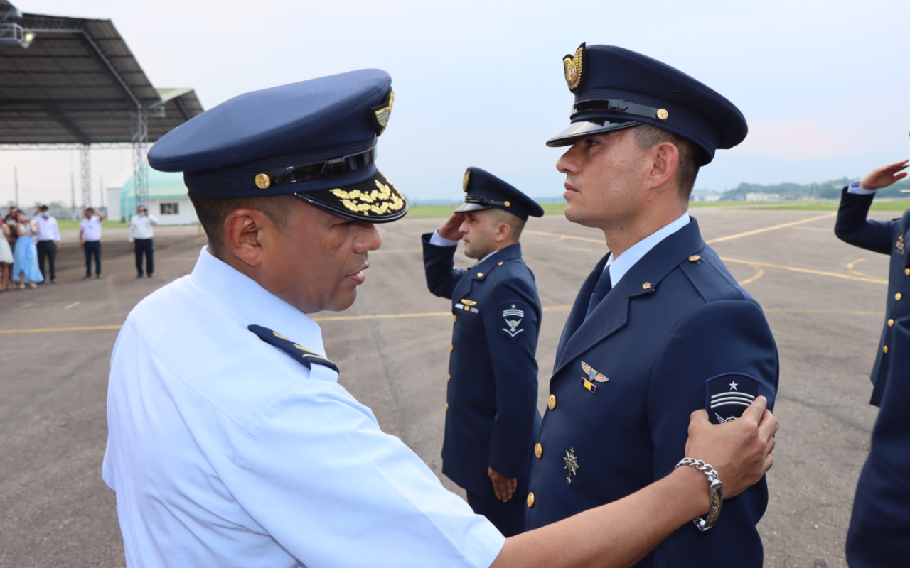 Suboficiales de su Fuerza Aérea fueron ascendidos en imponente ceremonia militar