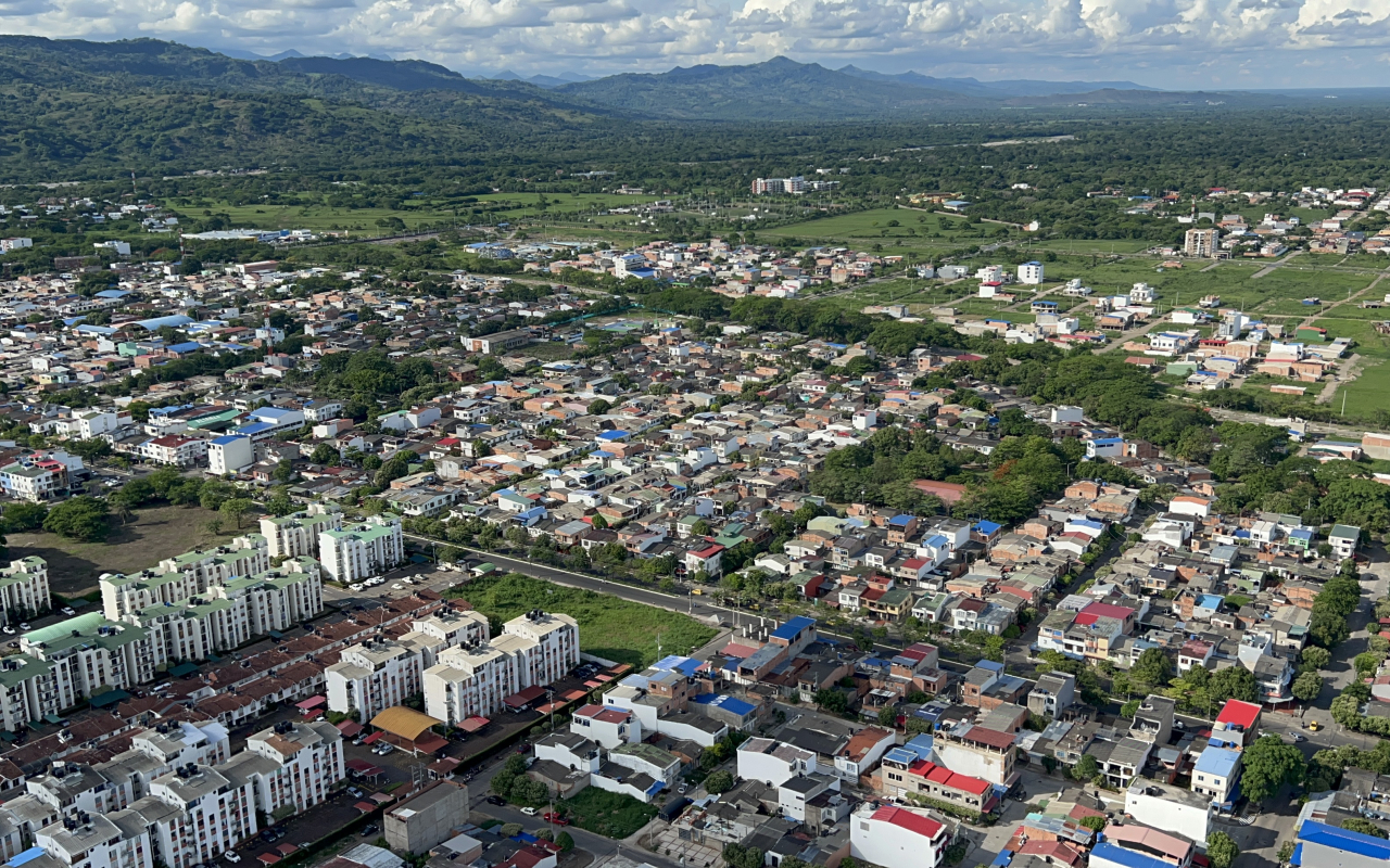 Aeronaves y tripulaciones de su Fuerza Aérea realizan constante acompañamiento a la población
