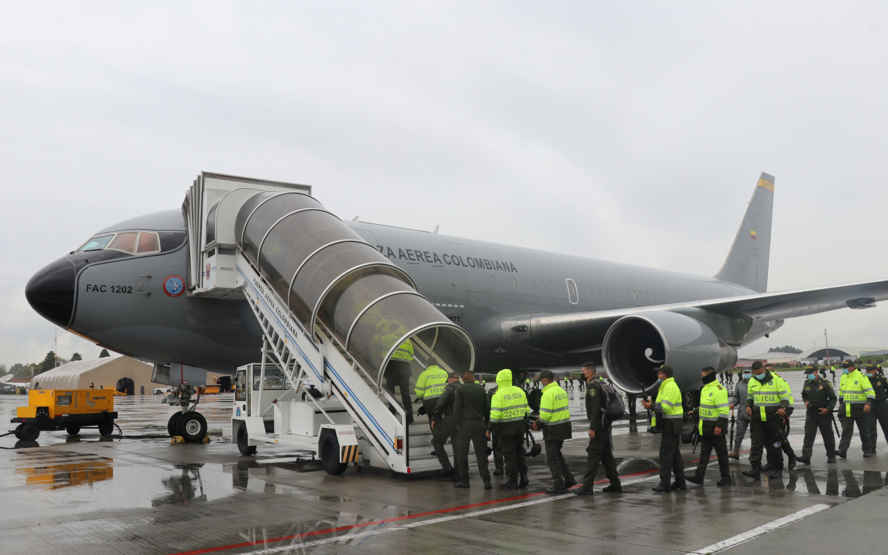 Velando por la seguridad de los colombianos, CATAM transporta uniformados a distintas regiones