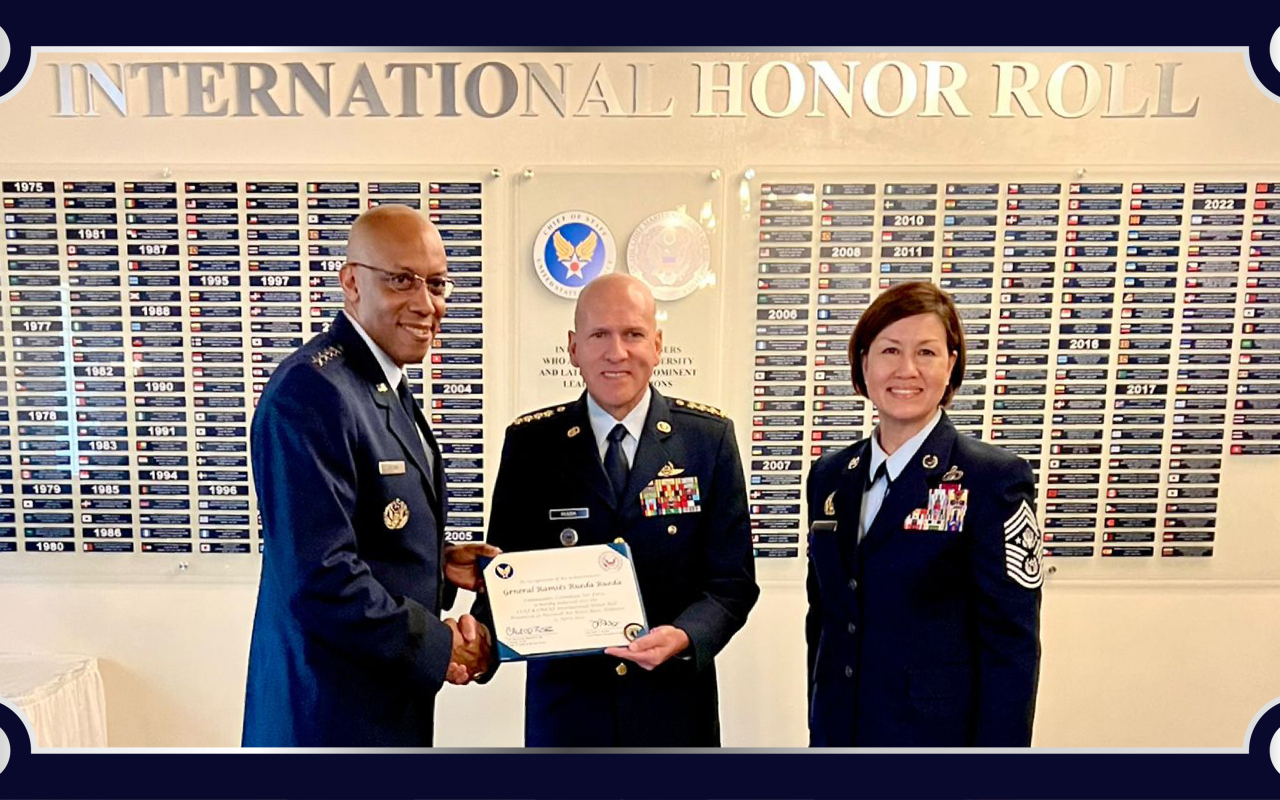 Universidad del Aire de la Fuerza Aérea de los Estados Unidos reconoce trayectoria profesional del Comandante de la Fuerza Aérea Colombiana