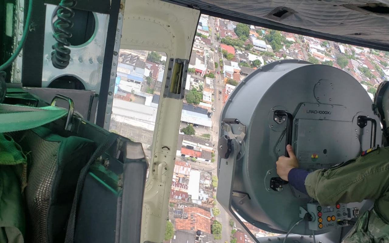 Con misiones de perifoneo aéreo su Fuerza aérea acompaña su viaje en esta semana santa 