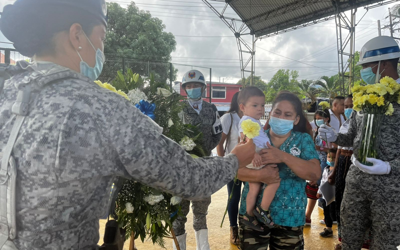 En Puerto Salgar Cundinamarca, su Fuerza Aérea rinde honores a la víctimas del conflicto armado en Colombia 