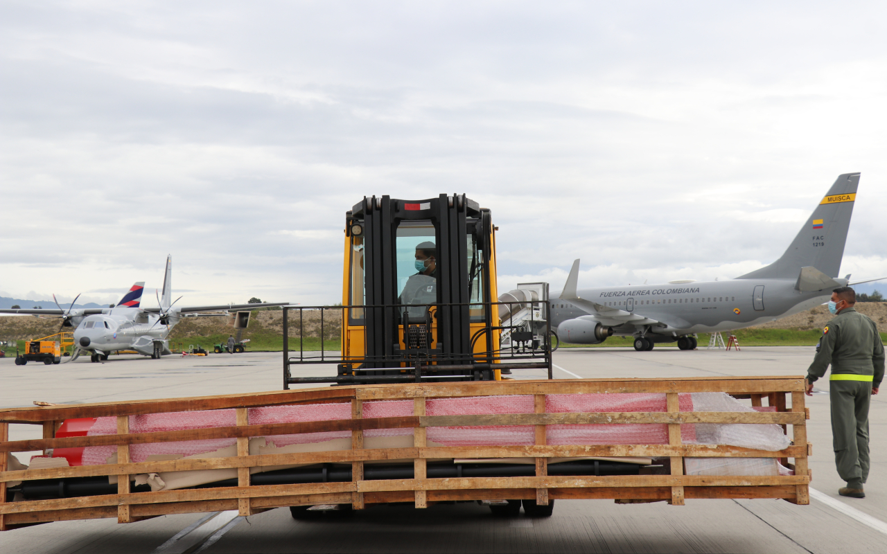 Su Fuerza Aérea Transporta materiales para finalizar la reconstrucción de la Estación de Bomberos de Providencia.